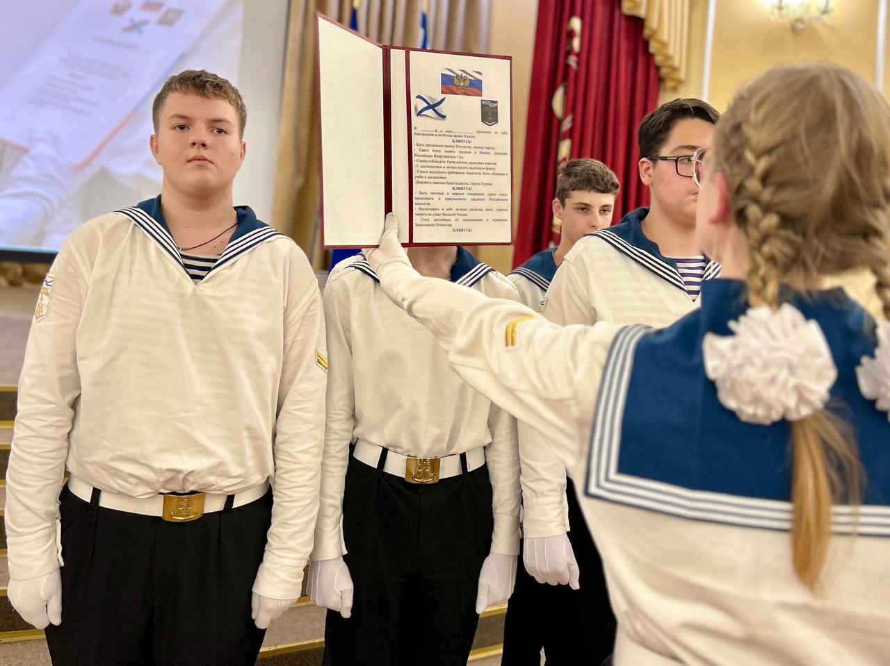 Более 20 учеников школы № 18 имени А.С. Сергеева получили удостоверения и знаки участника Всероссийского детско-юношеского военно-патриотического общественного движения «Юнармия» Более 20 учеников школы № 18 имени А.С. Сергеева получили удостоверения и знаки участника Всероссийского детско-юношеского военно-патриотического общественного движения «Юнармия»