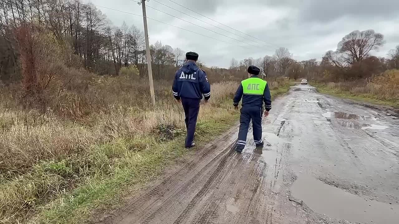 Курские госавтоинспекторы помогли семье, чья машина едва не сползла в кювет