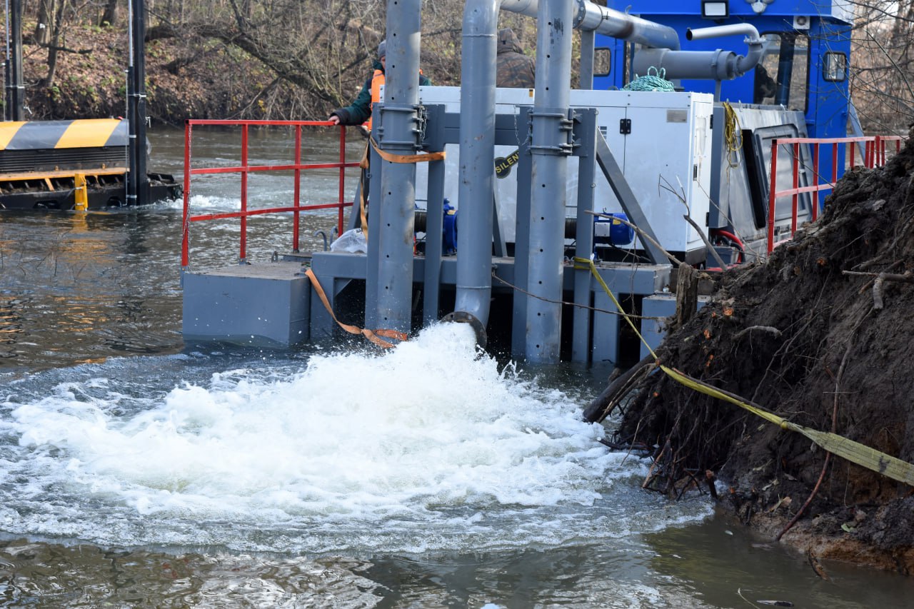 Долгожданный земснаряд спустили на реку Тускарь - началась расчистка дна с помощью спецтехники Долгожданный земснаряд спустили на реку Тускарь - началась расчистка дна с помощью спецтехники