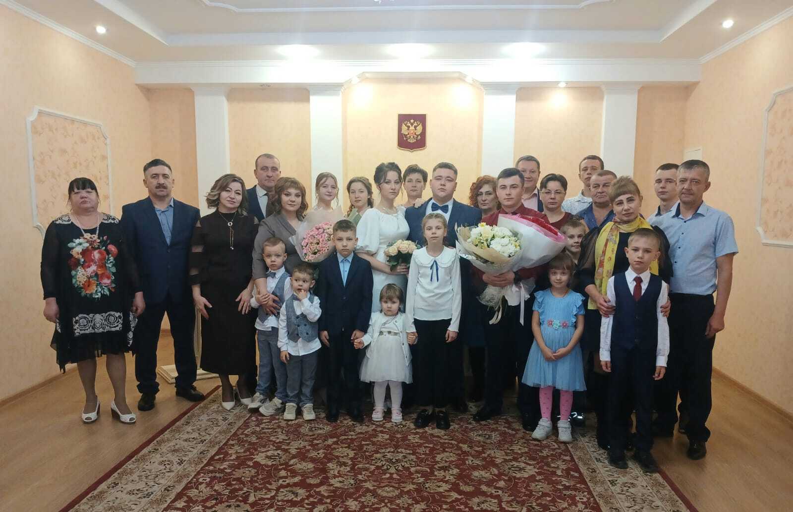 Все начинается с любви. Именно любовь, взаимная и крепкая, привела Ульяну и Александра в отдел ЗАГС администрации Фатежского района, где состоялась торжественная регистрация заключения их брака Все начинается с любви. Именно любовь, взаимная и крепкая, привела Ульяну и Александра в отдел ЗАГС администрации Фатежского района, где состоялась торжественная регистрация заключения их брака