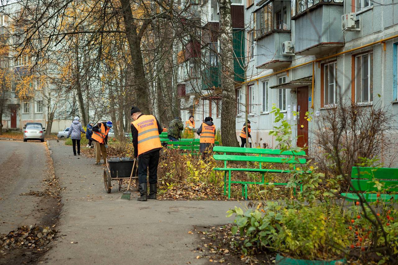Евгений Маслов: Сегодня вместе с общественниками в микрорайоне Заря, в Светлом проезде, провели субботник Евгений Маслов: Сегодня вместе с общественниками в микрорайоне Заря, в Светлом проезде, провели субботник
