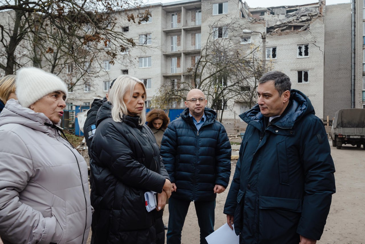 Губернатор Курской области Александр Хинштейн в ходе рабочей поездки в город Льгов посетил ряд социальных объектов, а также прямо на улице пообщался с жителями Губернатор Курской области Александр Хинштейн в ходе рабочей поездки в город Льгов посетил ряд социальных объектов, а также прямо на улице пообщался с жителями