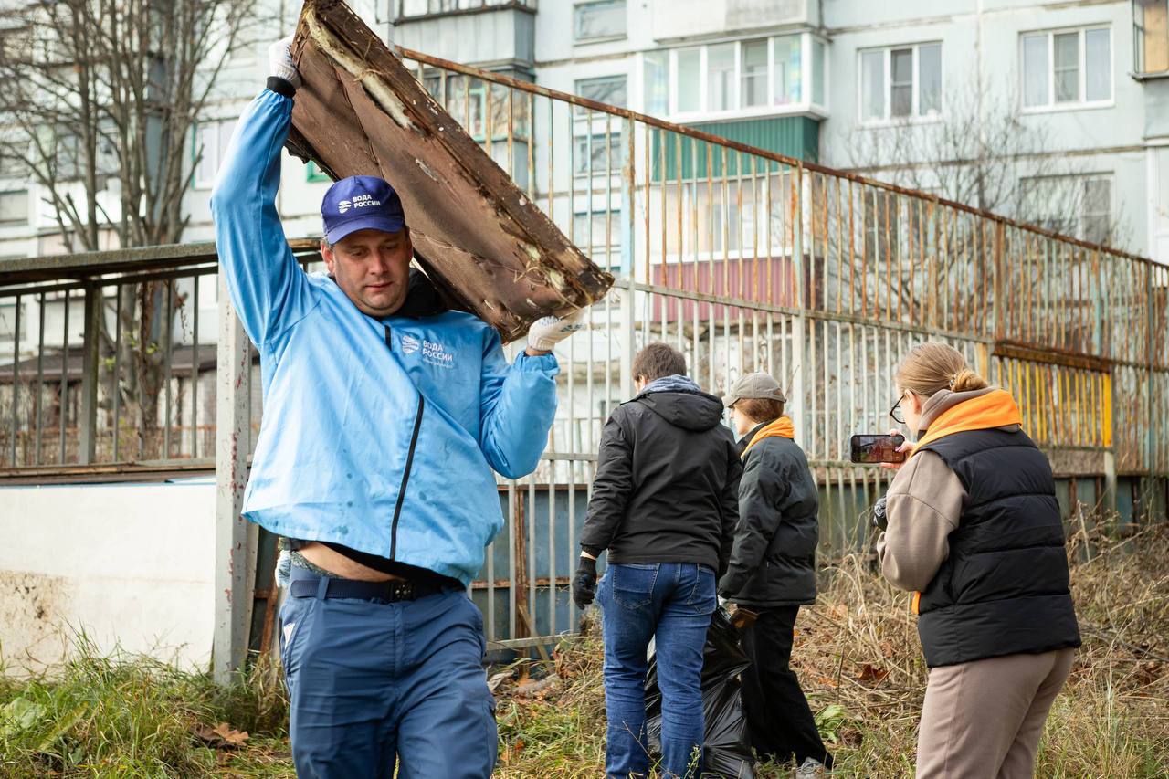 Евгений Маслов: Сегодня вместе с общественниками в микрорайоне Заря, в Светлом проезде, провели субботник Евгений Маслов: Сегодня вместе с общественниками в микрорайоне Заря, в Светлом проезде, провели субботник