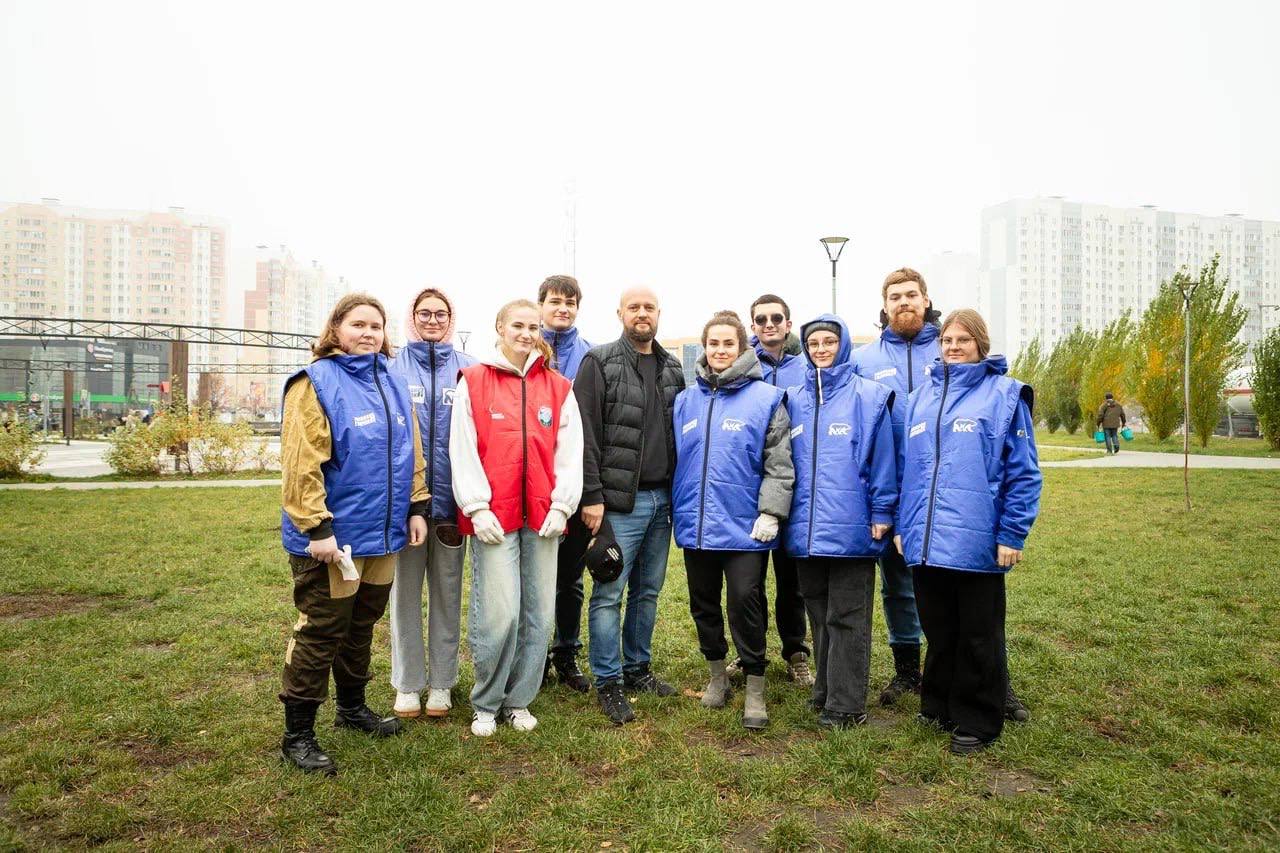 Единороссы, молодогвардейцы и общественники высадили в сквере Молодежный молодые липы Единороссы, молодогвардейцы и общественники высадили в сквере Молодежный молодые липы