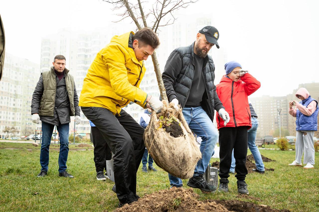 Евгений Маслов: Друзья, сегодня в сквере «Молодежный» прошла высадка деревьев — первых полученных нами 17 саженцев лип Евгений Маслов: Друзья, сегодня в сквере «Молодежный» прошла высадка деревьев — первых полученных нами 17 саженцев лип