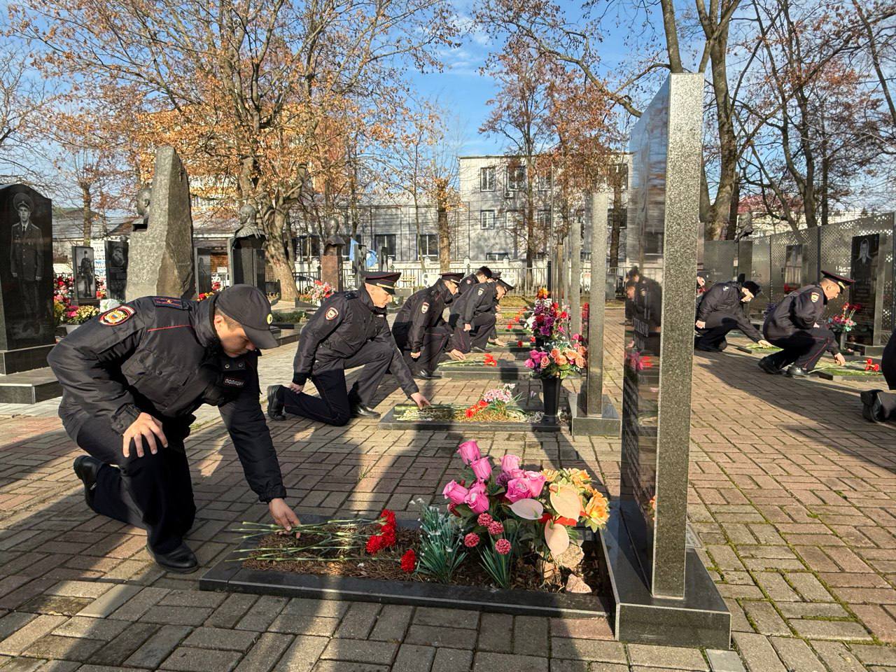 В Курске почтили память погибших сотрудников органов внутренних дел В Курске почтили память погибших сотрудников органов внутренних дел