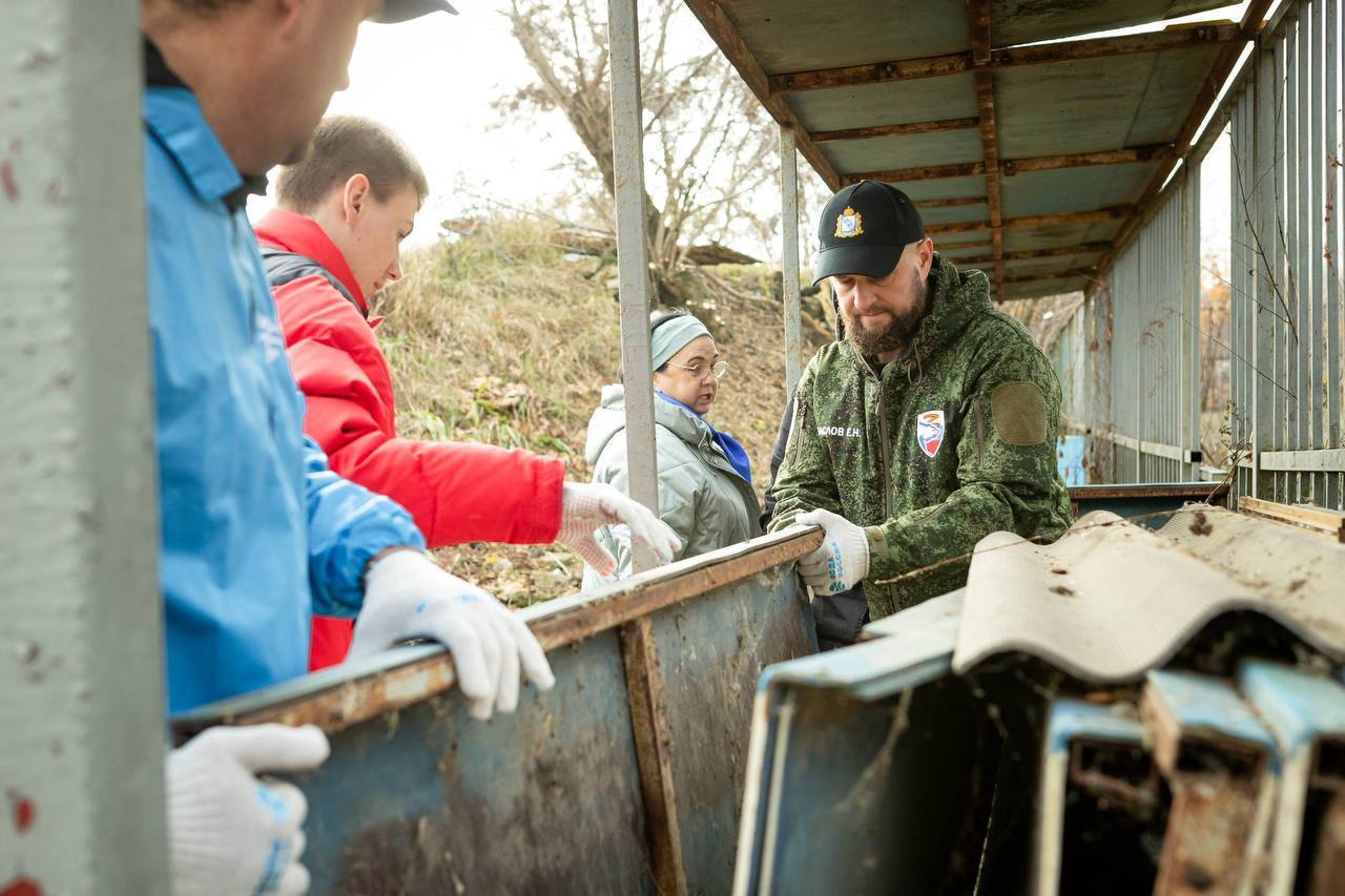 Евгений Маслов: Сегодня вместе с общественниками в микрорайоне Заря, в Светлом проезде, провели субботник Евгений Маслов: Сегодня вместе с общественниками в микрорайоне Заря, в Светлом проезде, провели субботник