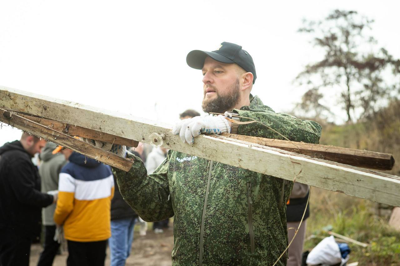 Евгений Маслов: Сегодня вместе с общественниками в микрорайоне Заря, в Светлом проезде, провели субботник Евгений Маслов: Сегодня вместе с общественниками в микрорайоне Заря, в Светлом проезде, провели субботник