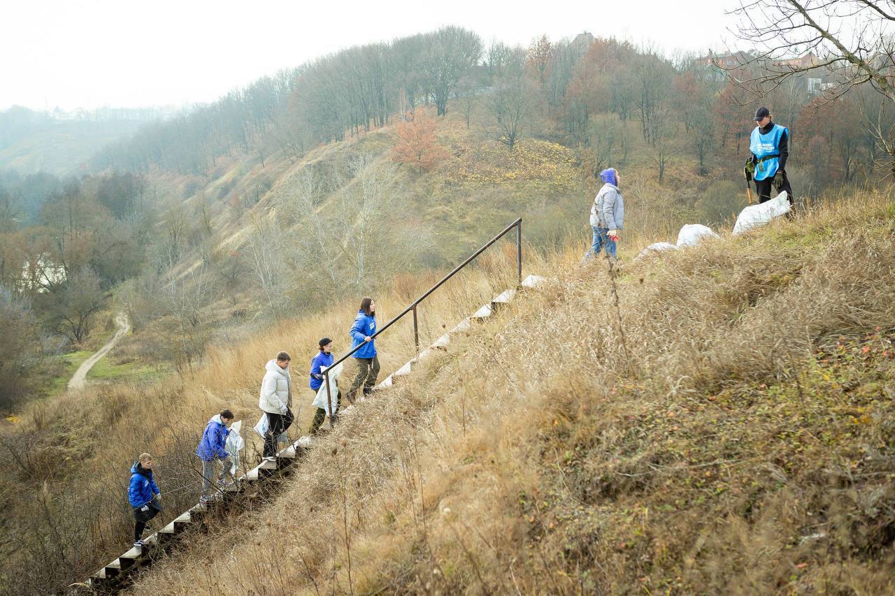 Евгений Маслов: Сегодня вместе с общественниками в микрорайоне Заря, в Светлом проезде, провели субботник Евгений Маслов: Сегодня вместе с общественниками в микрорайоне Заря, в Светлом проезде, провели субботник