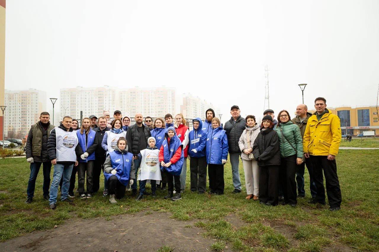 Единороссы, молодогвардейцы и общественники высадили в сквере Молодежный молодые липы Единороссы, молодогвардейцы и общественники высадили в сквере Молодежный молодые липы