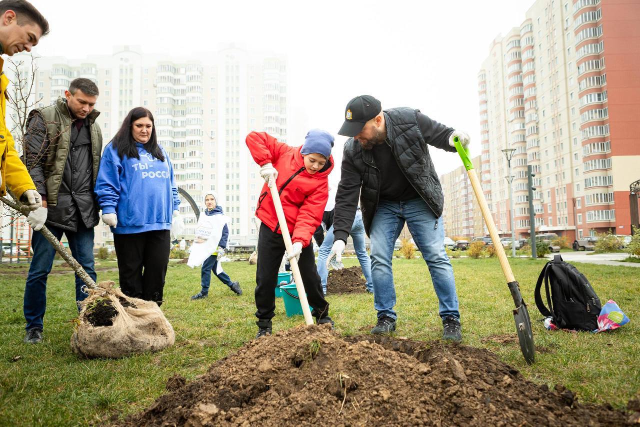 Евгений Маслов: Друзья, сегодня в сквере «Молодежный» прошла высадка деревьев — первых полученных нами 17 саженцев лип Евгений Маслов: Друзья, сегодня в сквере «Молодежный» прошла высадка деревьев — первых полученных нами 17 саженцев лип