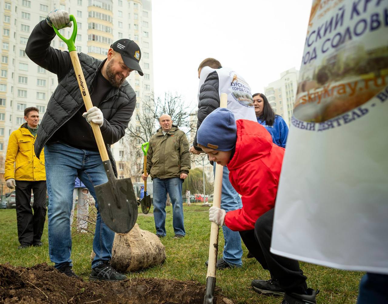 Евгений Маслов: Друзья, сегодня в сквере «Молодежный» прошла высадка деревьев — первых полученных нами 17 саженцев лип Евгений Маслов: Друзья, сегодня в сквере «Молодежный» прошла высадка деревьев — первых полученных нами 17 саженцев лип