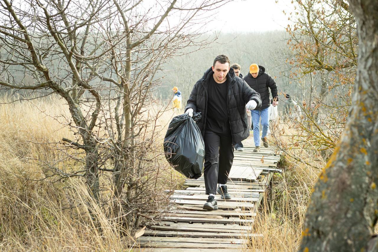 Евгений Маслов: Сегодня вместе с общественниками в микрорайоне Заря, в Светлом проезде, провели субботник