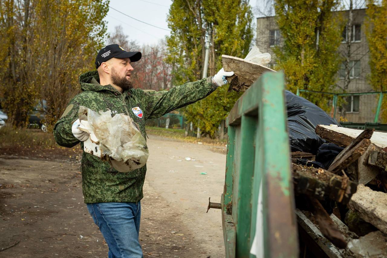Евгений Маслов: Сегодня вместе с общественниками в микрорайоне Заря, в Светлом проезде, провели субботник Евгений Маслов: Сегодня вместе с общественниками в микрорайоне Заря, в Светлом проезде, провели субботник