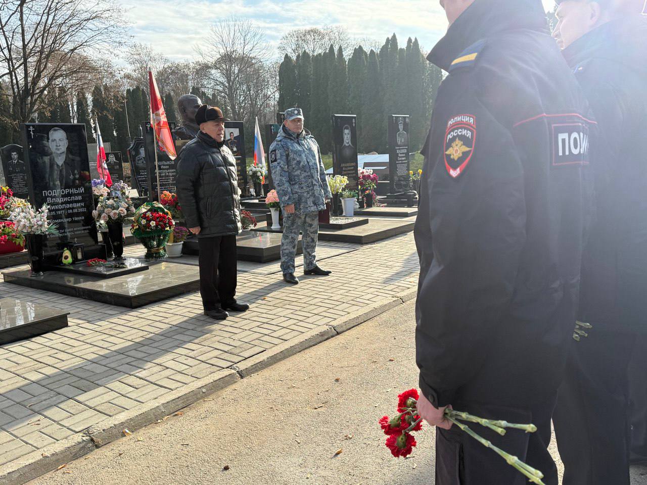 В Курске почтили память погибших сотрудников органов внутренних дел В Курске почтили память погибших сотрудников органов внутренних дел