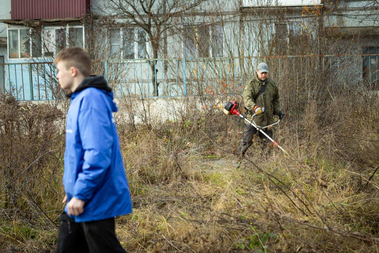 Евгений Маслов: Сегодня вместе с общественниками в микрорайоне Заря, в Светлом проезде, провели субботник Евгений Маслов: Сегодня вместе с общественниками в микрорайоне Заря, в Светлом проезде, провели субботник