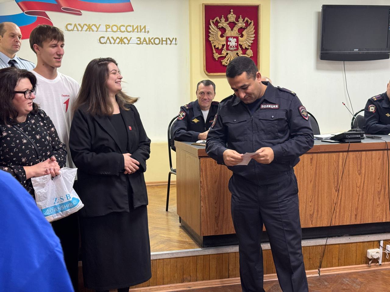 Представители ЦДТ и активисты «Движения Первых» поздравили железногорских полицейских с наступающим Днем сотрудника органов внутренних дел Представители ЦДТ и активисты «Движения Первых» поздравили железногорских полицейских с наступающим Днем сотрудника органов внутренних дел