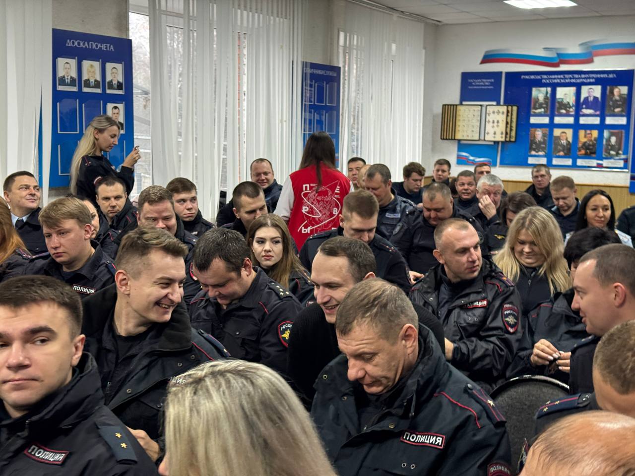 Представители ЦДТ и активисты «Движения Первых» поздравили железногорских полицейских с наступающим Днем сотрудника органов внутренних дел Представители ЦДТ и активисты «Движения Первых» поздравили железногорских полицейских с наступающим Днем сотрудника органов внутренних дел