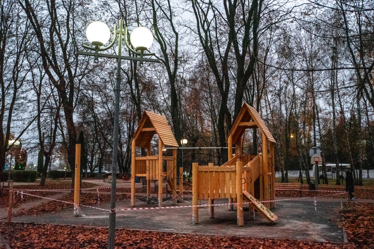 В сквере «Триумф» на проспекте Победы устанавливают новые детские площадки В сквере «Триумф» на проспекте Победы устанавливают новые детские площадки