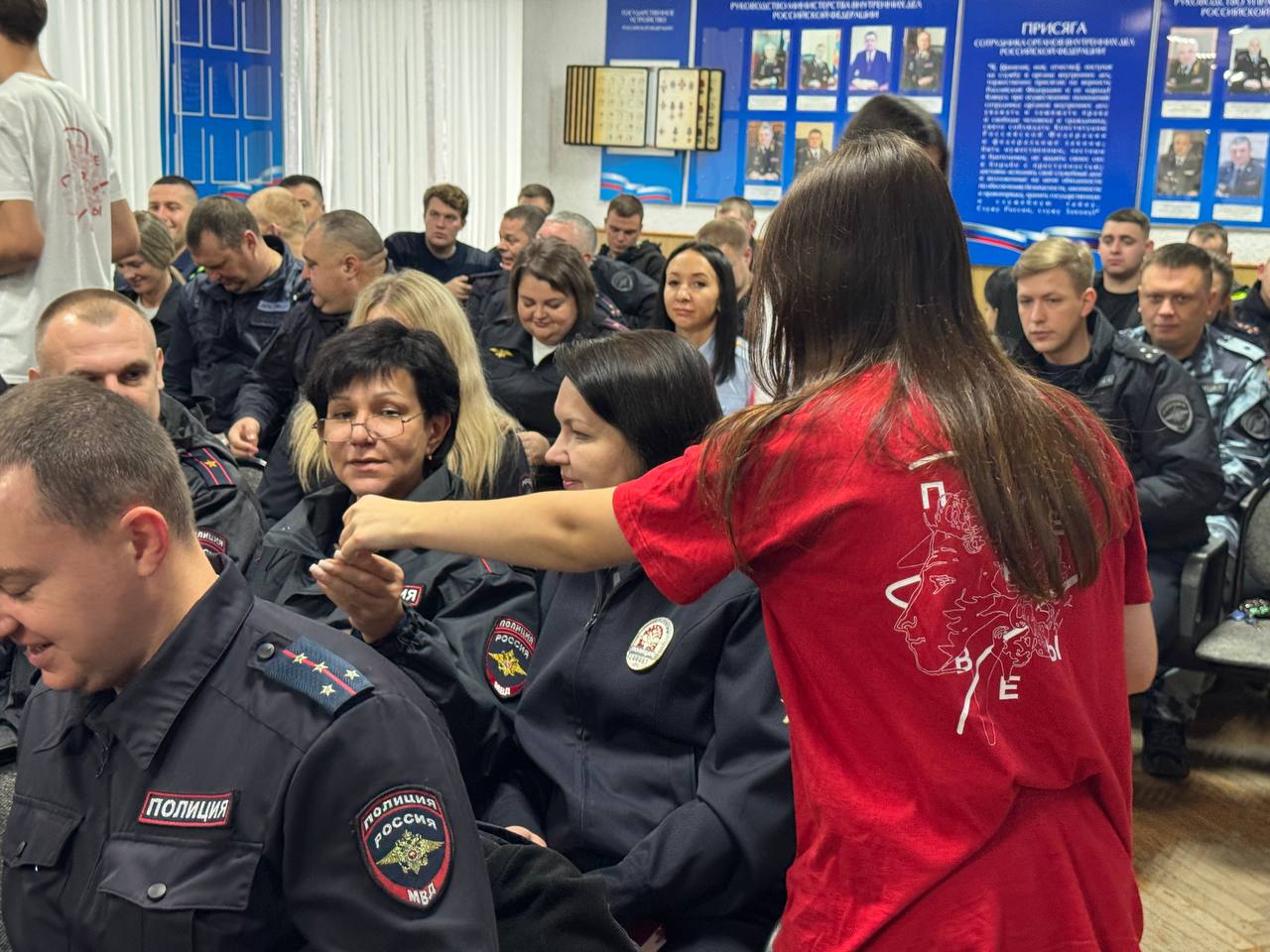 Представители ЦДТ и активисты «Движения Первых» поздравили железногорских полицейских с наступающим Днем сотрудника органов внутренних дел Представители ЦДТ и активисты «Движения Первых» поздравили железногорских полицейских с наступающим Днем сотрудника органов внутренних дел