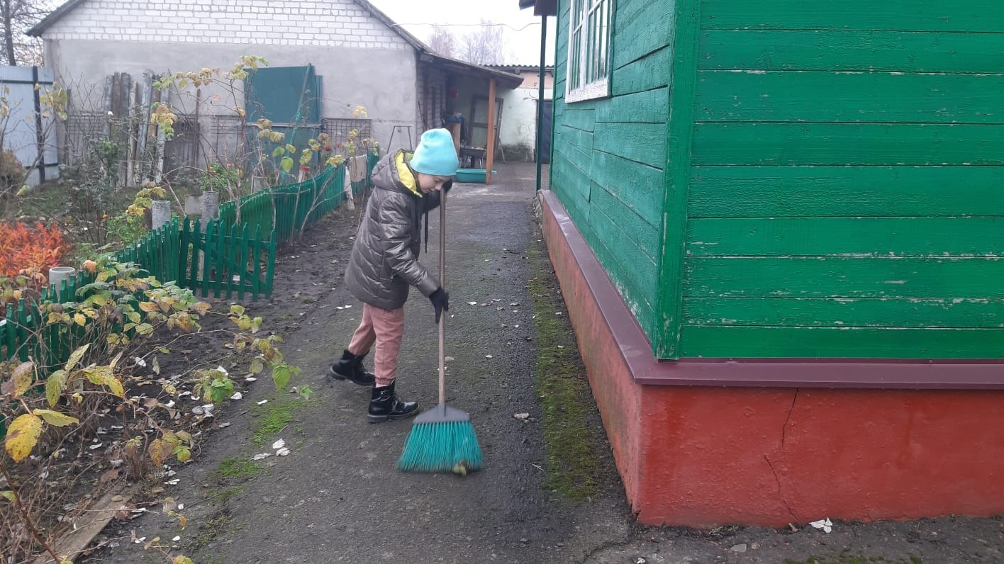 Воспитанники и сотрудники Щигровского центра социальной помощи семье и детям "Импульс"- члены добровольческого отряда "Ручейки добра" провели акцию "Сделай добро" и оказали помощь жительнице района в уборке придомовой... Воспитанники и сотрудники Щигровского центра социальной помощи семье и детям "Импульс"- члены добровольческого отряда "Ручейки добра" провели акцию "Сделай добро" и оказали помощь жительнице района в уборке придомовой...
