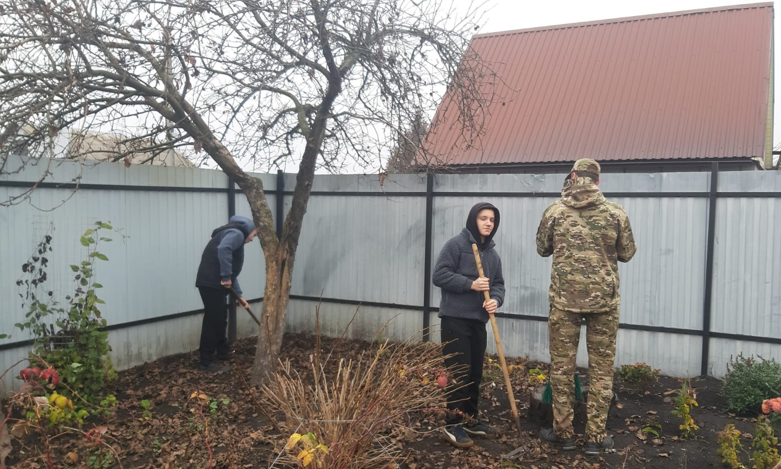 Воспитанники и сотрудники Щигровского центра социальной помощи семье и детям "Импульс"- члены добровольческого отряда "Ручейки добра" провели акцию "Сделай добро" и оказали помощь жительнице района в уборке придомовой... Воспитанники и сотрудники Щигровского центра социальной помощи семье и детям "Импульс"- члены добровольческого отряда "Ручейки добра" провели акцию "Сделай добро" и оказали помощь жительнице района в уборке придомовой...