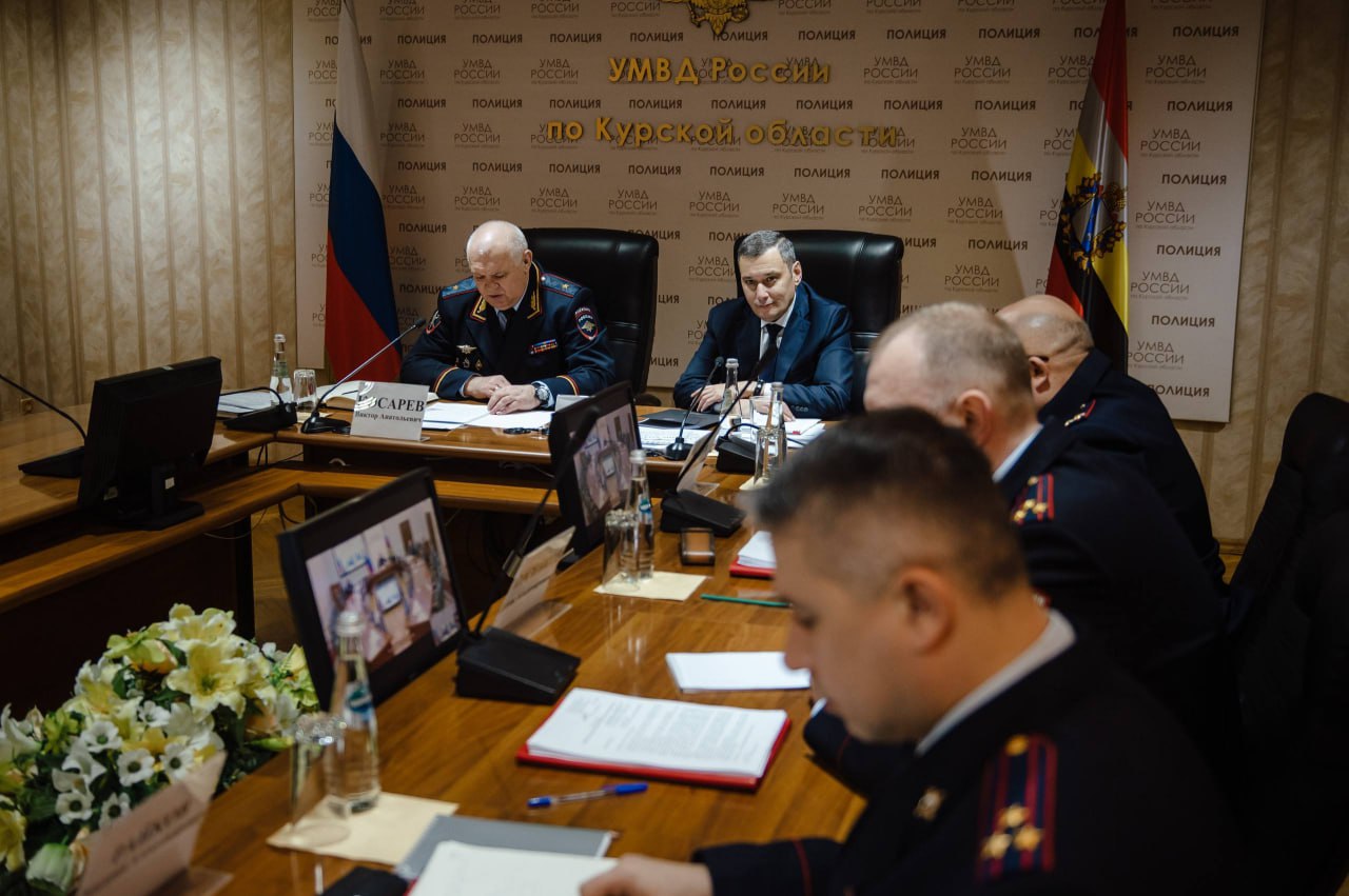 Александр Хинштейн поздравил курских полицейских с праздником Александр Хинштейн поздравил курских полицейских с праздником