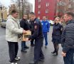 Партийцы и молодогвардейцы поздравили сотрудников полиции