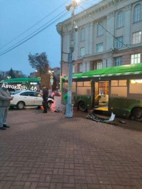 В Курске возле «Пушкинского» автомобиль столкнулся с автобусом