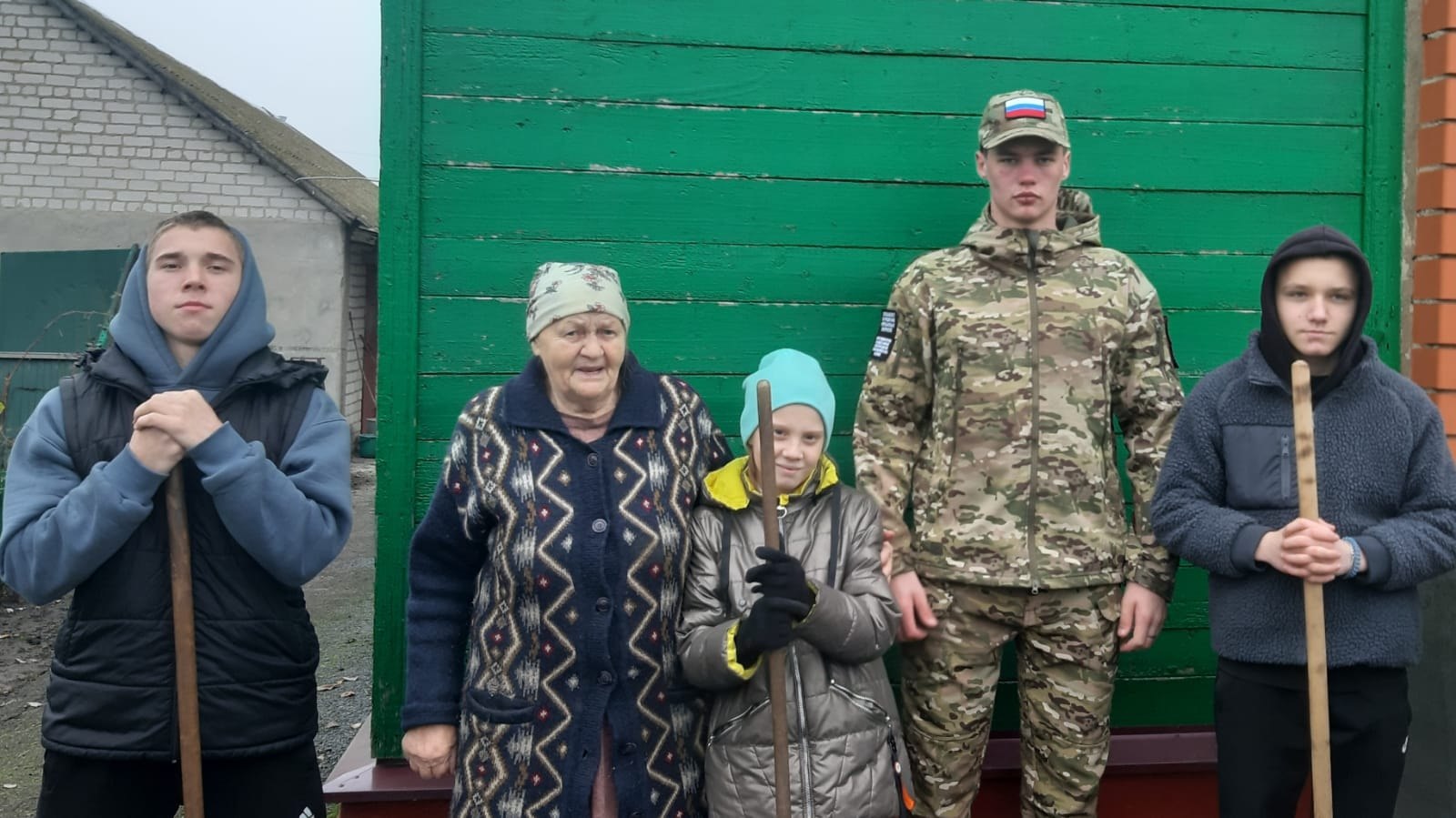 Воспитанники и сотрудники Щигровского центра социальной помощи семье и детям "Импульс"- члены добровольческого отряда "Ручейки добра" провели акцию "Сделай добро" и оказали помощь жительнице района в уборке придомовой...