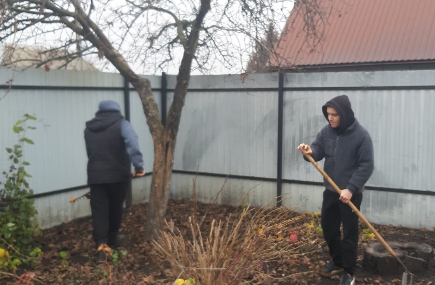 Воспитанники и сотрудники Щигровского центра социальной помощи семье и детям "Импульс"- члены добровольческого отряда "Ручейки добра" провели акцию "Сделай добро" и оказали помощь жительнице района в уборке придомовой... Воспитанники и сотрудники Щигровского центра социальной помощи семье и детям "Импульс"- члены добровольческого отряда "Ручейки добра" провели акцию "Сделай добро" и оказали помощь жительнице района в уборке придомовой...