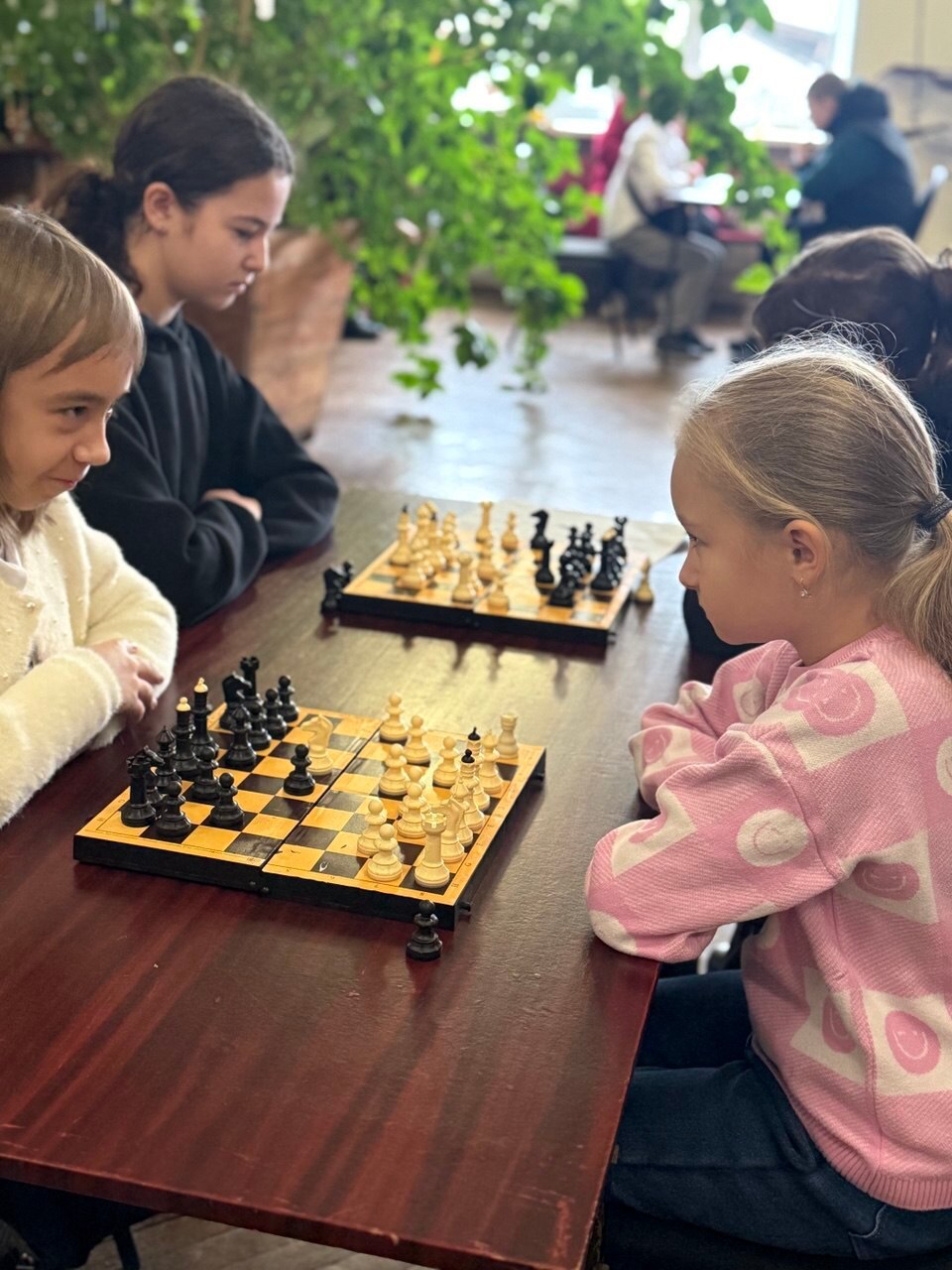 В Льговской центральной библиотеке прошел шахматно-шашечный турнир среди школьников разных возрастов В Льговской центральной библиотеке прошел шахматно-шашечный турнир среди школьников разных возрастов