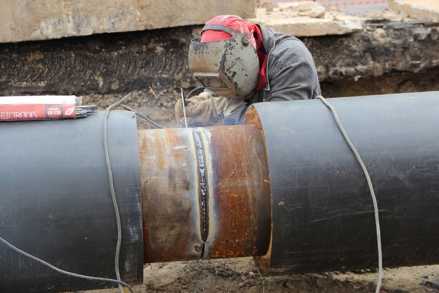 К срочному ремонту тепломагистрали на проспекте Хрущева приступили специалисты РИР Энерго