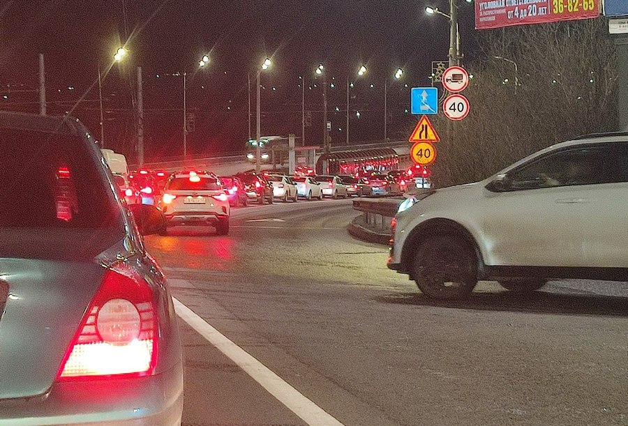 Жители Курска сообщают об огромной пробке на Кировском мосту