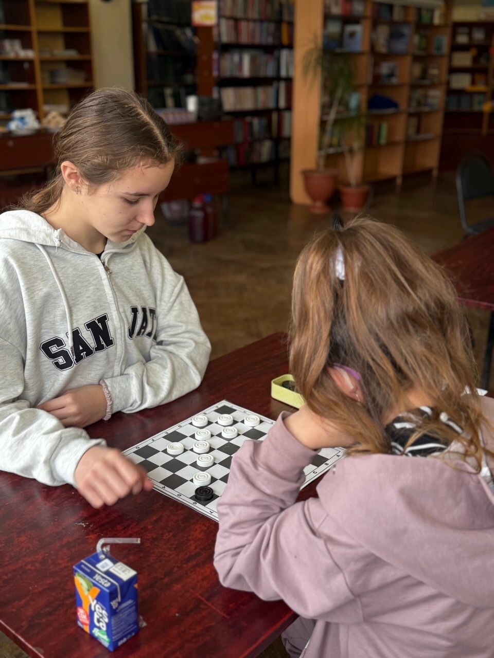 В Льговской центральной библиотеке прошел шахматно-шашечный турнир среди школьников разных возрастов В Льговской центральной библиотеке прошел шахматно-шашечный турнир среди школьников разных возрастов