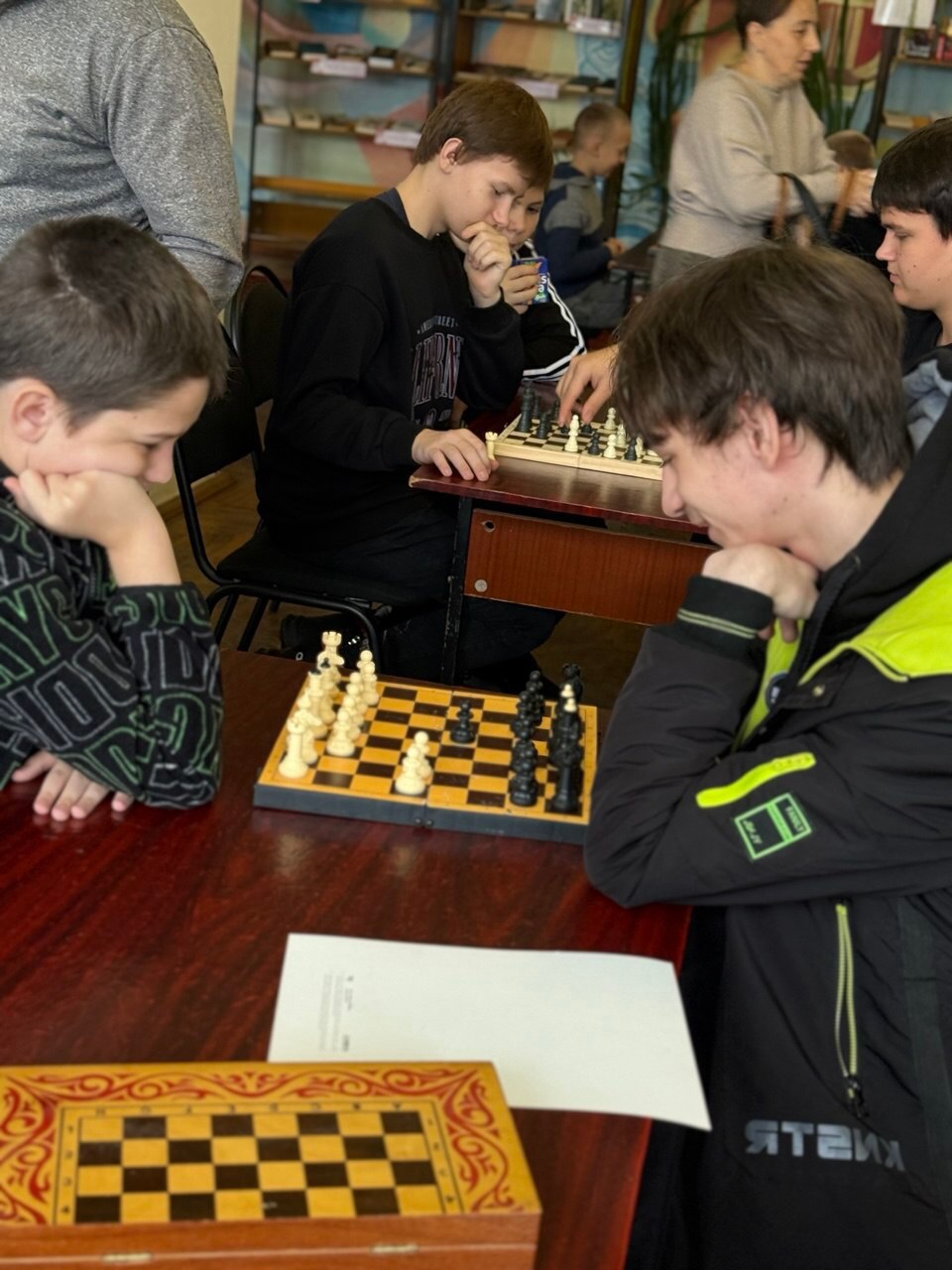 В Льговской центральной библиотеке прошел шахматно-шашечный турнир среди школьников разных возрастов В Льговской центральной библиотеке прошел шахматно-шашечный турнир среди школьников разных возрастов