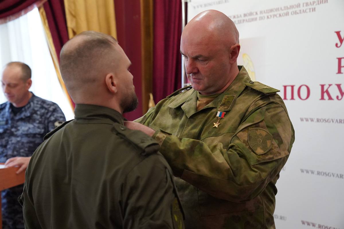 В Курске росгвардейцам вручили государственные награды В Курске росгвардейцам вручили государственные награды