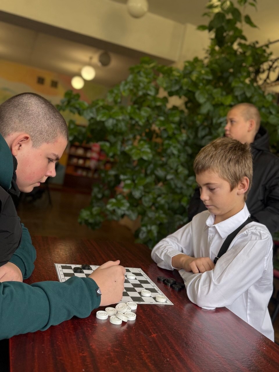 В Льговской центральной библиотеке прошел шахматно-шашечный турнир среди школьников разных возрастов В Льговской центральной библиотеке прошел шахматно-шашечный турнир среди школьников разных возрастов