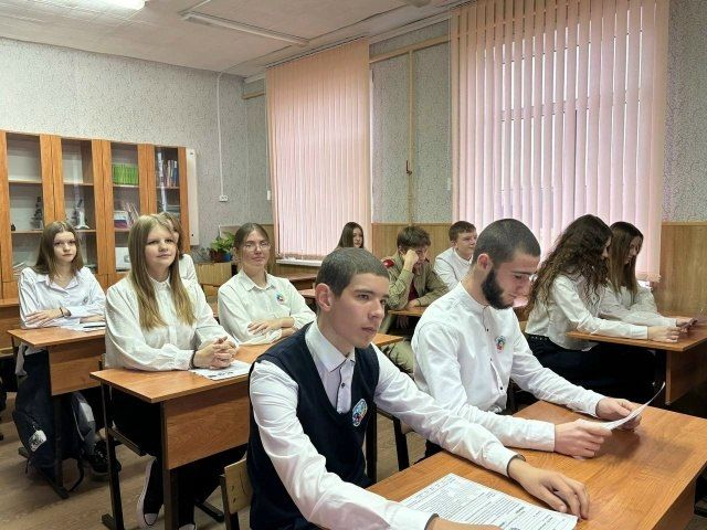 В Новопоселеновской школе прошло познавательное занятие из цикла "Разговоры о важном"