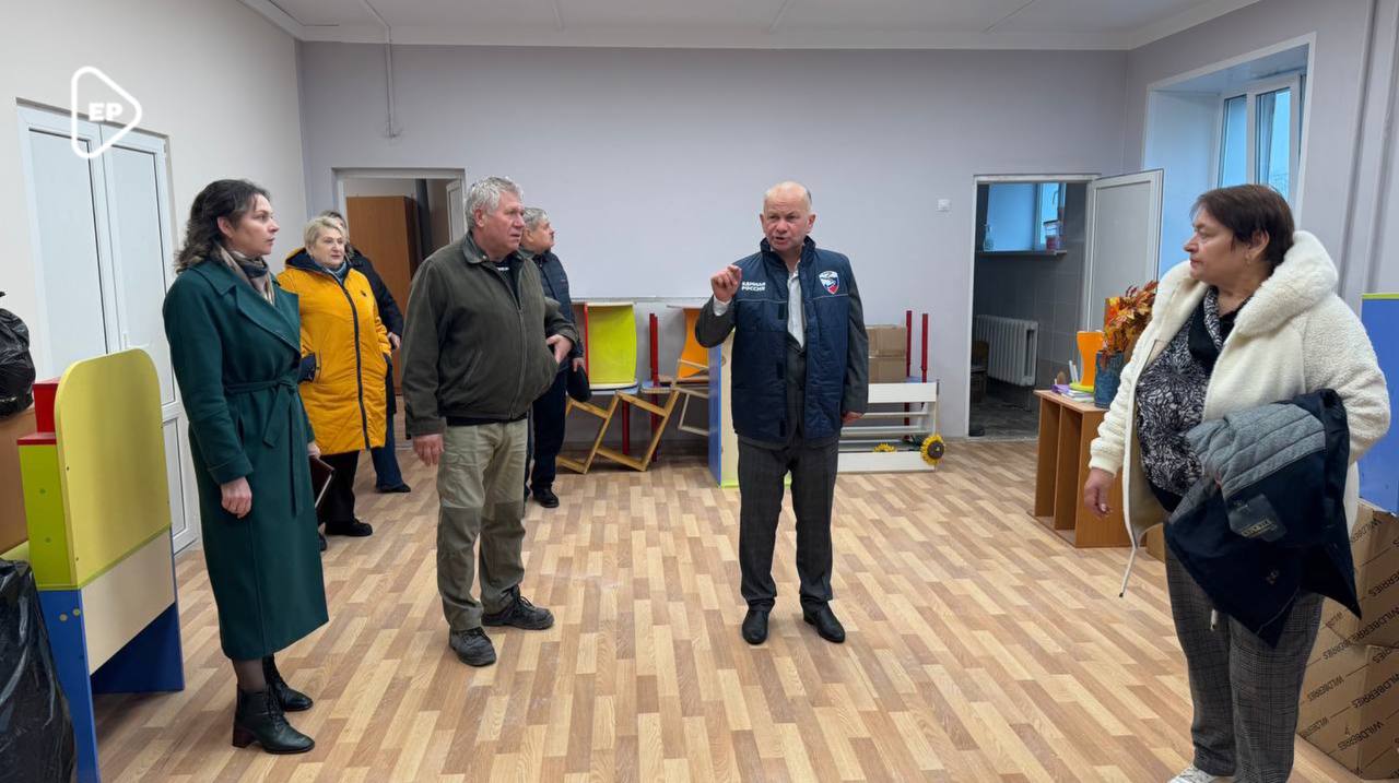 Партийный десант проверил ход ремонта детского сада в Горшечном