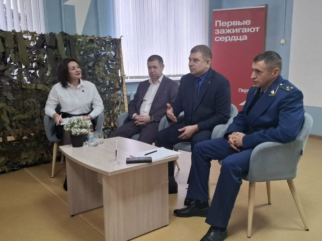 В Центре Первых состоялась встреча активистов Движения с прокурором Поныровского района Олегом Праведниковым в рамках Всероссийского проекта «Классные встречи»
