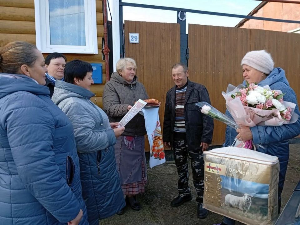 В Миленинском сельсовете состоялось торжественное чествование супругов Гнездиловых: Александра Ильича и Надежды Викторовны, отметивших 50-летний юбилей совместной жизни