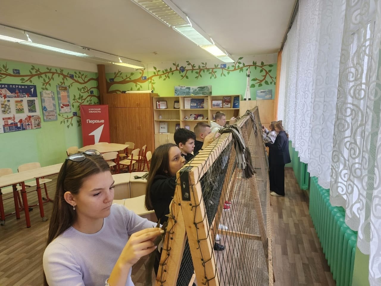 Ученики Возовской школы выразили свою поддержку военнослужащим, изготовив маскировочные сети для участников СВО