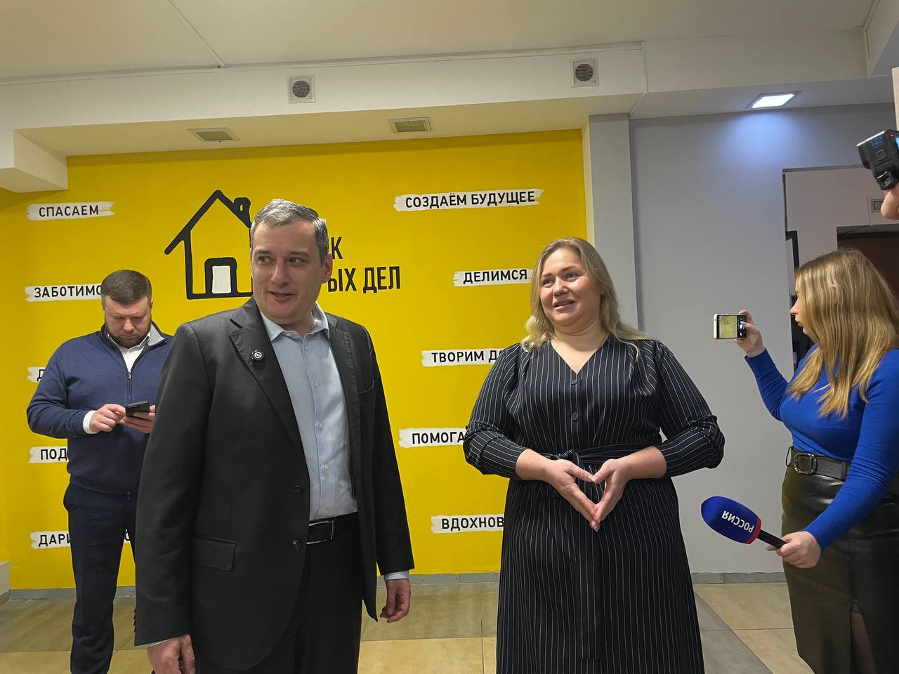 Курский губернатор посетил «Домик добрых дел» Курский губернатор посетил «Домик добрых дел»