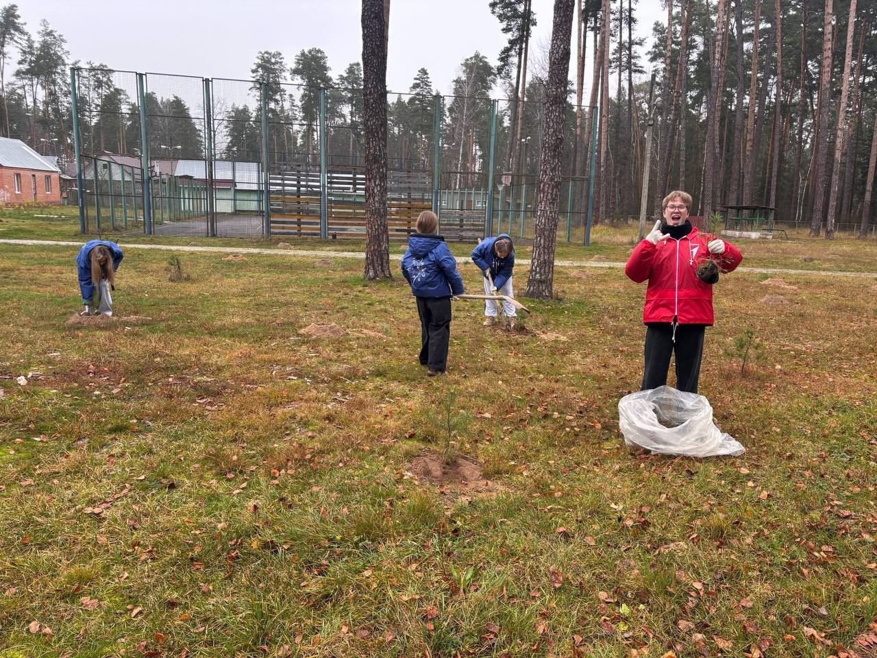 А вы знали? В рамках проекта «Походы Первых» ребята Первичного отделения Движения Первых лицея № 12 оказали помощь работникам спортивно-оздоровительного лагеря «Олимпиец» в посадке на территории лагеря саженцев сосны А вы знали? В рамках проекта «Походы Первых» ребята Первичного отделения Движения Первых лицея № 12 оказали помощь работникам спортивно-оздоровительного лагеря «Олимпиец» в посадке на территории лагеря саженцев сосны