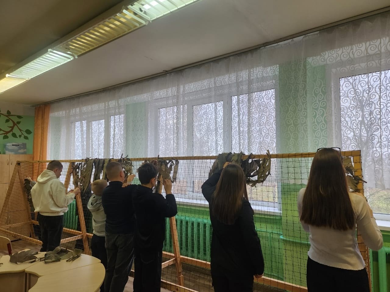 Ученики Возовской школы выразили свою поддержку военнослужащим, изготовив маскировочные сети для участников СВО Ученики Возовской школы выразили свою поддержку военнослужащим, изготовив маскировочные сети для участников СВО
