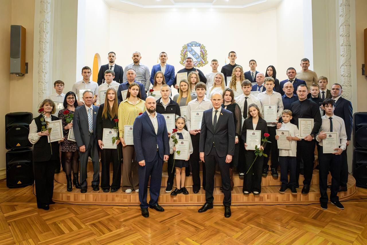 Евгений Маслов: Вместе с председателем Курского городского Собрания Владимиром Токаревым наградили именных стипендиатов Главы города Курска