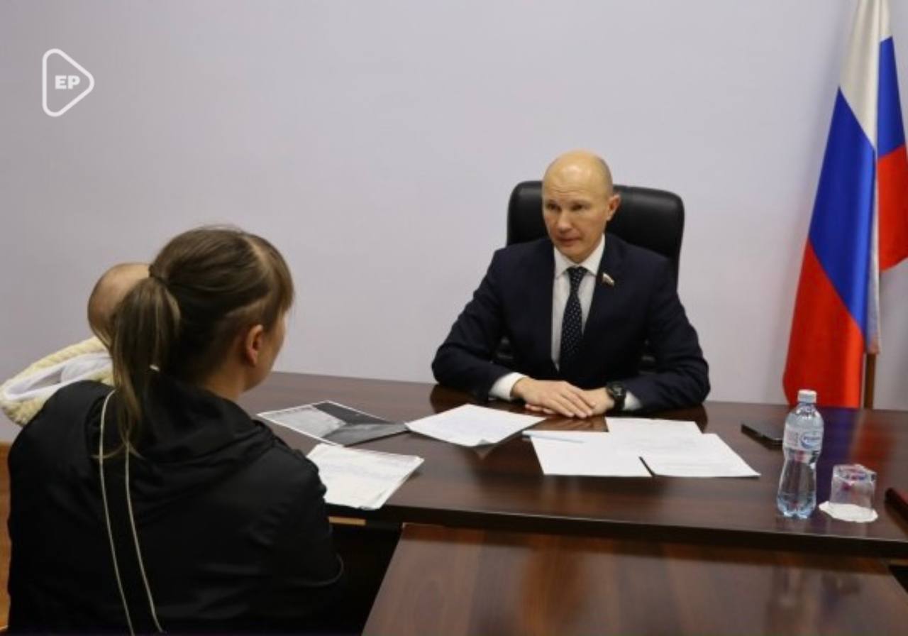 Партийцы проводят личные приемы граждан