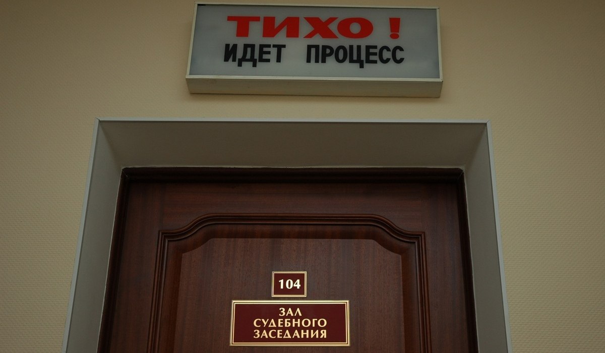 Курянин подал иск на 1 млн рублей после того, как на него упала почтовая дверь