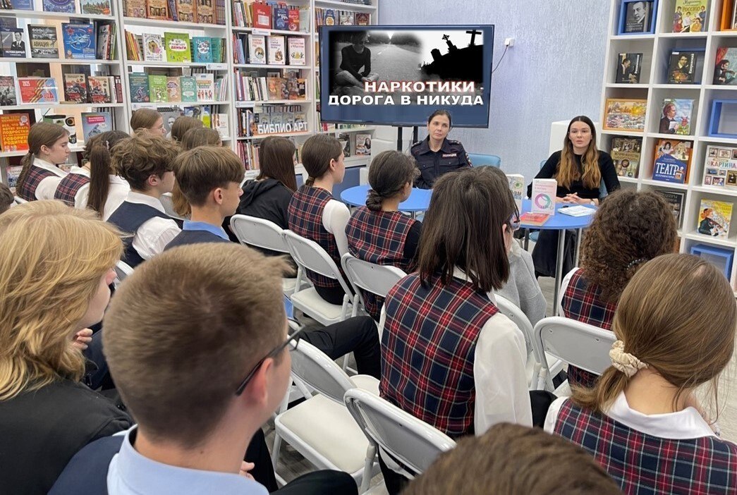 В рамках второго этапа Всероссийской акции «Чистое поколение» в Центральной городской детской библиотеке прошла беседа «Что будет, если...» для учащихся школы № 18 им. А.С. Сергеева В рамках второго этапа Всероссийской акции «Чистое поколение» в Центральной городской детской библиотеке прошла беседа «Что будет, если...» для учащихся школы № 18 им. А.С. Сергеева